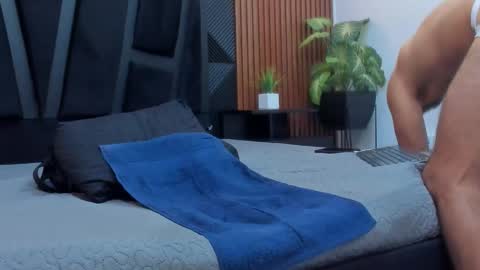  L O R E N Z O  Thumbs Up help  online show from October 15, 2025, 6:52 pm