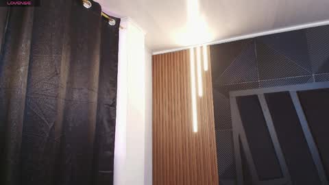  L O R E N Z O  Thumbs Up help  online show from April 2, 2026, 5:10 pm