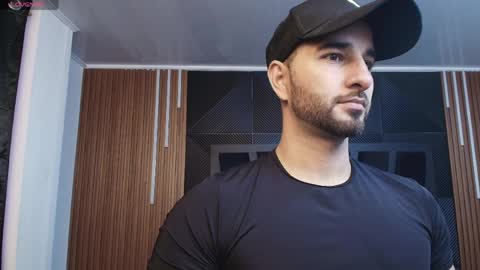  L O R E N Z O  Thumbs Up help  online show from April 10, 2026, 11:15 am