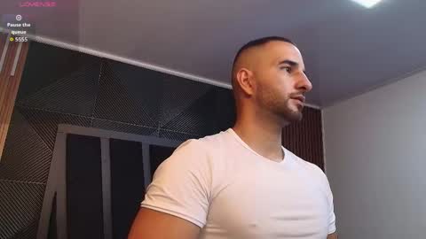  L O R E N Z O  Thumbs Up help  online show from April 17, 2026, 5:16 pm