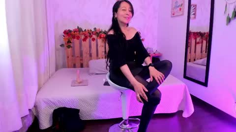 Snapshot of loretta_fraser chatting on October 9, 2025, 12:58 pm loretta_fraser online show from October 9, 2025, 12:58 pm