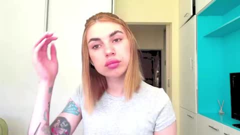 Snapshot of lorettahalechko chatting on June 9, 2026, 10:05 am Mia online show from June 9, 2026, 10:05 am