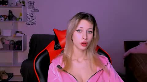 Snapshot of lori_meow chatting on October 7, 2025, 6:49 pm Lori online show from October 7, 2025, 6:49 pm