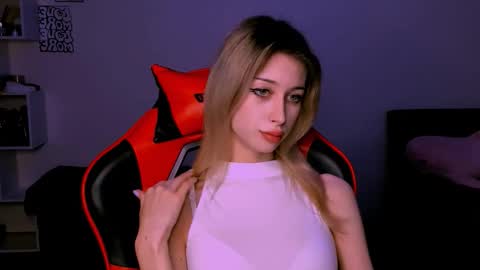 Snapshot of lori_meow chatting on October 17, 2025, 6:21 pm Lori online show from October 17, 2025, 6:21 pm