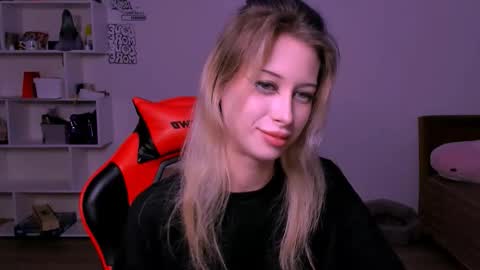 Snapshot of lori_meow chatting on November 9, 2025, 6:17 pm Lori online show from November 9, 2025, 6:17 pm