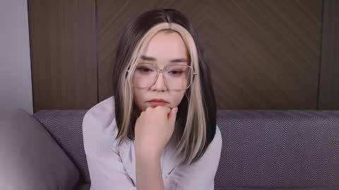 Snapshot of louisakim_ chatting on May 26, 2026, 7:54 pm Kim online show from May 26, 2026, 7:54 pm