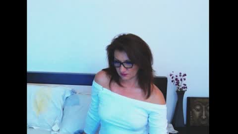 Snapshot of louisebella chatting on May 25, 2026, 11:11 pm louisebella online show from May 25, 2026, 11:11 pm