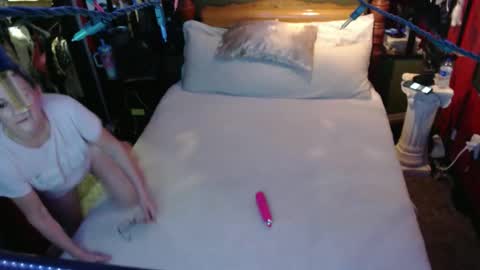 Snapshot of love2shareletsplay chatting on February 22, 2026, 9:52 am love2shareletsplay online show from February 22, 2026, 9:52 am