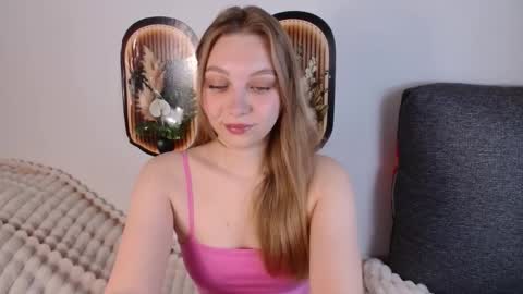 Snapshot of love_bella_ chatting on April 21, 2026, 12:12 am love bella online show from April 21, 2026, 12:12 am