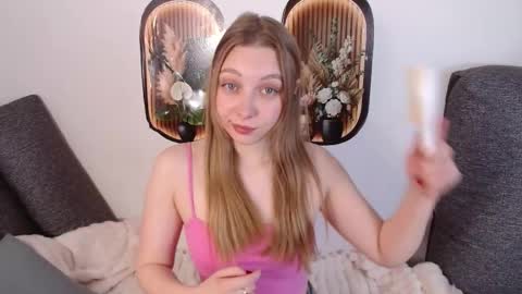 Snapshot of love_bella_ chatting on April 21, 2026, 1:42 am love bella online show from April 21, 2026, 1:42 am