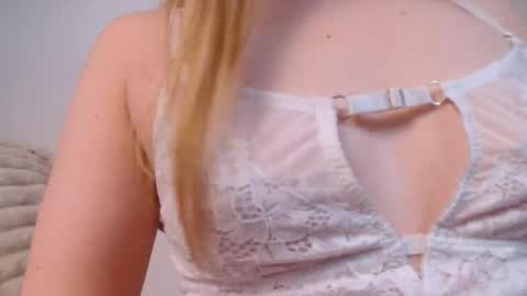 Snapshot of love_bella_ chatting on May 8, 2026, 12:16 am love bella online show from May 8, 2026, 12:16 am