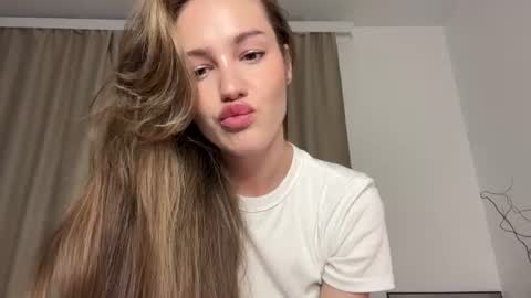 Snapshot of love_machine_ chatting on July 23, 2026, 9:35 pm Sofi online show from July 23, 2026, 9:35 pm