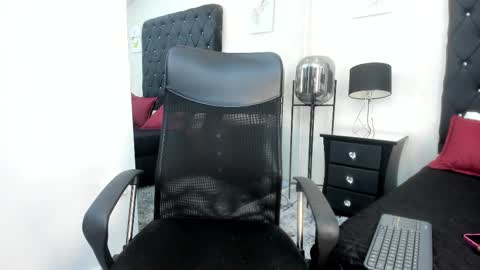 Melany  online show from December 4, 2025, 5:54 pm