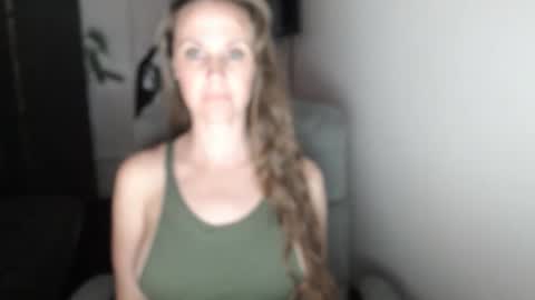 LoVe On  online show from November 12, 2025, 2:39 pm