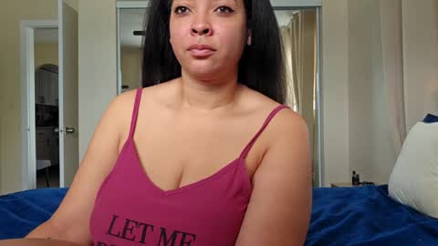 Snapshot of love_raquel_xo chatting on September 17, 2025, 4:41 pm Raquel Love online show from September 17, 2025, 4:41 pm