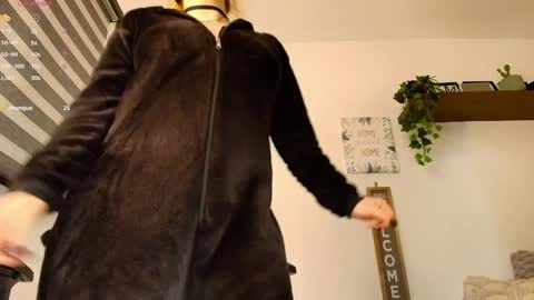 Sharol Leon online show from January 15, 2025, 12:41 am