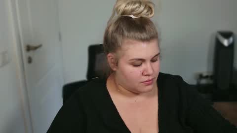 Snapshot of love_wiggy18 chatting on September 18, 2025, 2:41 pm Ally online show from September 18, 2025, 2:41 pm