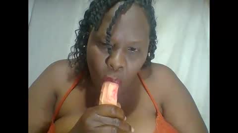 Lynn online show from December 1, 2025, 2:05 am