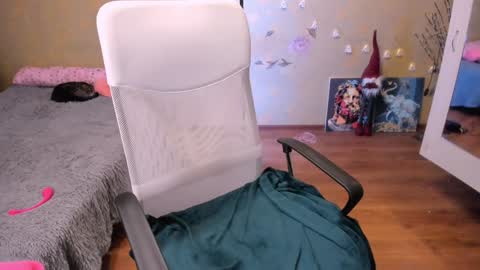 cat-girl online show from February 8, 2025, 6:01 pm