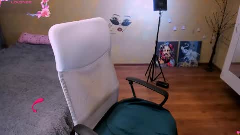 cat-girl online show from September 26, 2025, 6:39 am