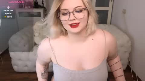 lovely_leilla online show from March 10, 2025, 4:07 am