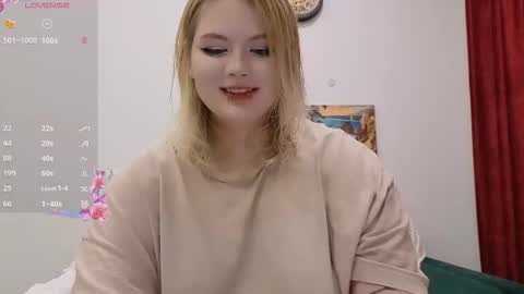 lovely_leilla online show from November 3, 2025, 3:02 pm