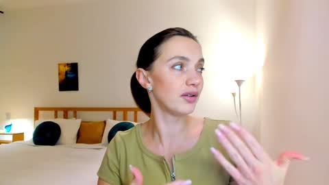 Mia online show from December 4, 2024, 12:36 pm