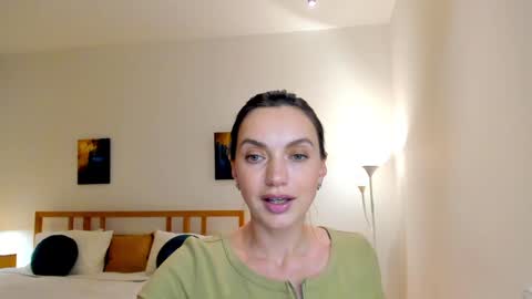 Mia online show from December 4, 2024, 5:44 pm