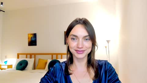 Mia online show from December 5, 2024, 7:06 pm