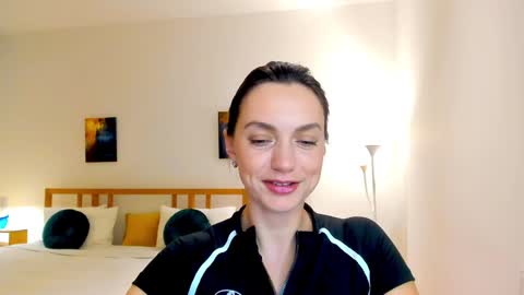 Mia online show from December 6, 2024, 1:11 pm