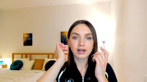 Mia online show from December 7, 2024, 2:46 pm