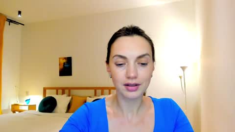 Mia online show from December 8, 2024, 5:01 pm