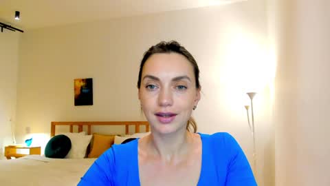 Mia online show from December 8, 2024, 8:04 pm