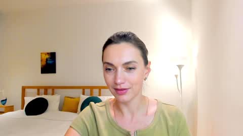 Mia online show from December 10, 2024, 7:54 pm