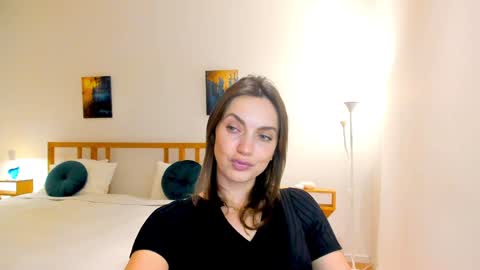 Mia online show from December 11, 2024, 4:31 pm