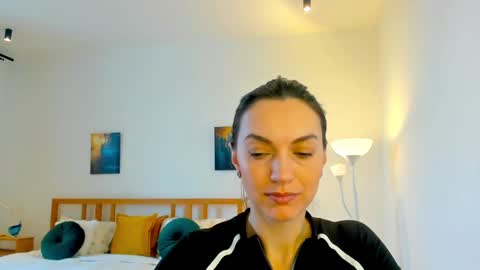 Mia online show from December 16, 2024, 7:48 am