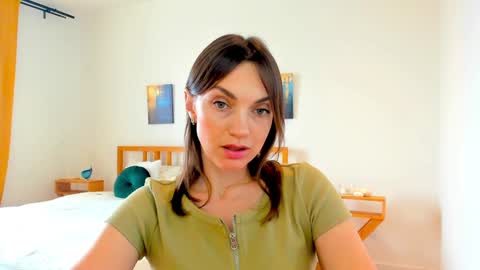 Mia online show from December 18, 2024, 9:04 am