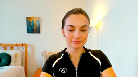 Mia online show from December 28, 2024, 11:09 am