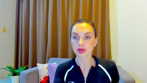 Mia online show from September 21, 2025, 3:13 pm