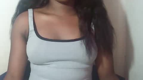 Snapshot of lovelylarra chatting on March 4, 2026, 12:11 pm lovelylarra online show from March 4, 2026, 12:11 pm