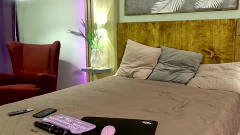 lovelymurr online show from September 19, 2025, 3:56 pm