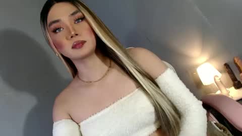 Snapshot of lovers_moon22 chatting on December 9, 2024, 5:40 am lovers moon22 online show from December 9, 2024, 5:40 am