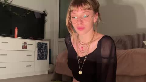 lovesstation online show from October 18, 2025, 6:08 pm