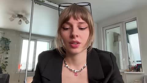 lovesstation online show from February 26, 2026, 1:21 pm