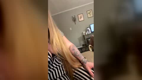 lovetubes1 online show from April 26, 2026, 11:02 pm