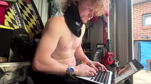 lowkey42011 online show from October 21, 2025, 8:26 am