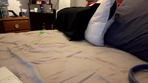 lowkey42011 online show from October 27, 2025, 2:32 pm