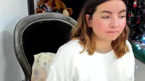 luara__01__lecat_1 online show from December 15, 2025, 11:42 pm