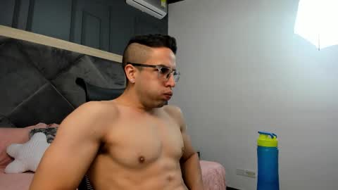 luca_morettii online show from November 28, 2025, 1:14 pm