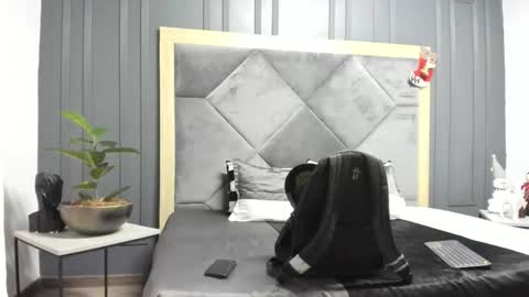 luca_morettii online show from December 21, 2025, 12:12 pm